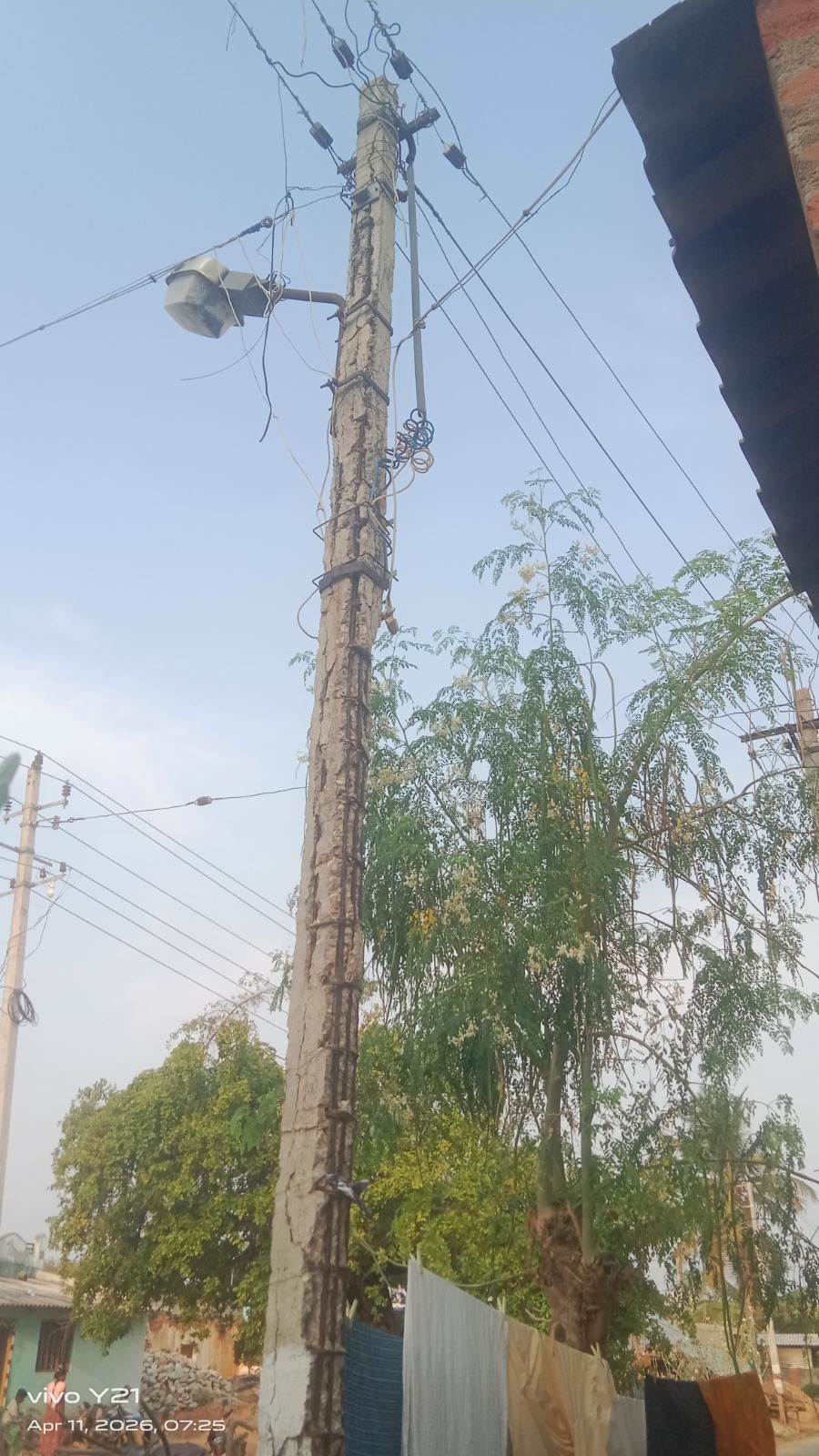 ಅಪಾಯಕ್ಕೆ ಆಹ್ವಾನ ನೀಡುತ್ತಿರುವ ವಿದ್ಯುತ್ ಕಂಬ: ಅಧಿಕಾರಿಗಳ ನಿರ್ಲಕ್ಷ್ಯಕ್ಕೆ ಸಾರ್ವಜನಿಕರ ಆಕ್ರೋಶ