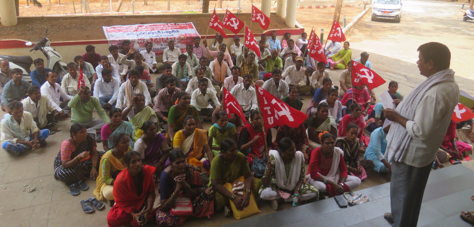ವಿವಿಧ ಬೇಡಿಕೆಗಳ ಈಡೇರಿಕೆಗಾಗಿ ಗ್ರಾಮ ಪಂಚಾಯಿತಿ ಪ್ರತಿಭಟನೆ