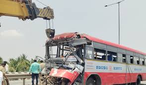 ಕ್ಯಾಂಟರ್ ಟೈರ್ ಸ್ಫೋಟ – ಕೆಎಸ್‌ಆರ್‌ಟಿಸಿ ಬಸ್ ಡಿಕ್ಕಿ, ಹಲವು ಪ್ರಯಾಣಿಕರಿಗೆ ಗಾಯ