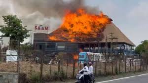 ಶಾರ್ಟ್ ಸರ್ಕ್ಯೂಟ್‌ನಿಂದ ಹೊತ್ತಿ ಉರಿದ ಹೋಟೆಲ್; ಅದೃಷ್ಟವಶಾತ್ ಸಿಬ್ಬಂದಿ ಪಾರು