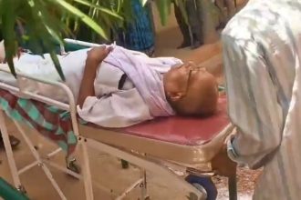 ಅನಾರೋಗ್ಯದ ನಡುವೆಯೂ ಮತ ಚಲಾಯಿಸಿದ ವೃದ್ಧ